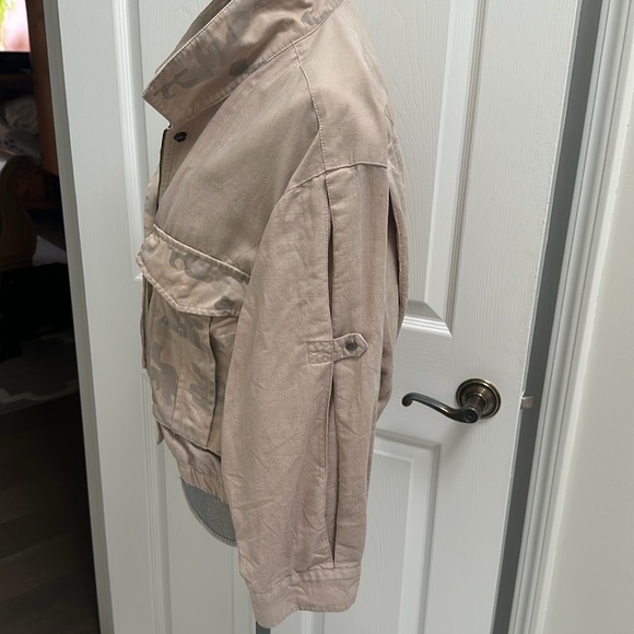 Anthropologie Hei Hei Ronan Camo print cropped linen jacket L - Picture 5 of 15